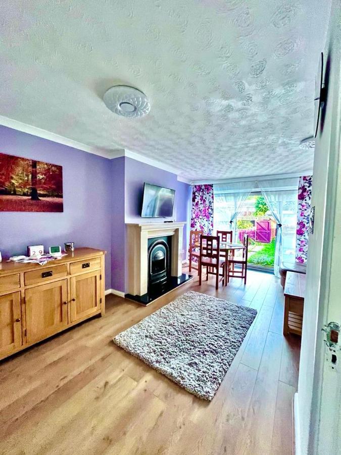 3 Bed House In Walsall, Perfect For Contractors & Leisure & Free Parking Esterno foto