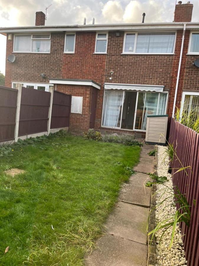 3 Bed House In Walsall, Perfect For Contractors & Leisure & Free Parking Esterno foto