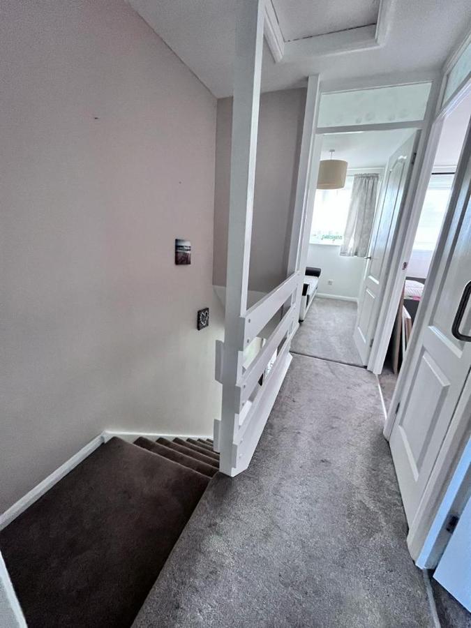 3 Bed House In Walsall, Perfect For Contractors & Leisure & Free Parking Esterno foto
