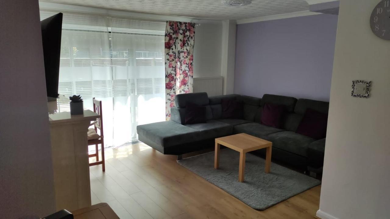 3 Bed House In Walsall, Perfect For Contractors & Leisure & Free Parking Esterno foto